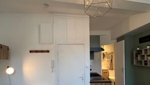 Una cocina moderna con armarios de madera, una isla central y una lámpara colgante.