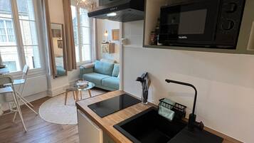 Réfrigérateur, micro-ondes, plaque de cuisson, bouilloire électrique