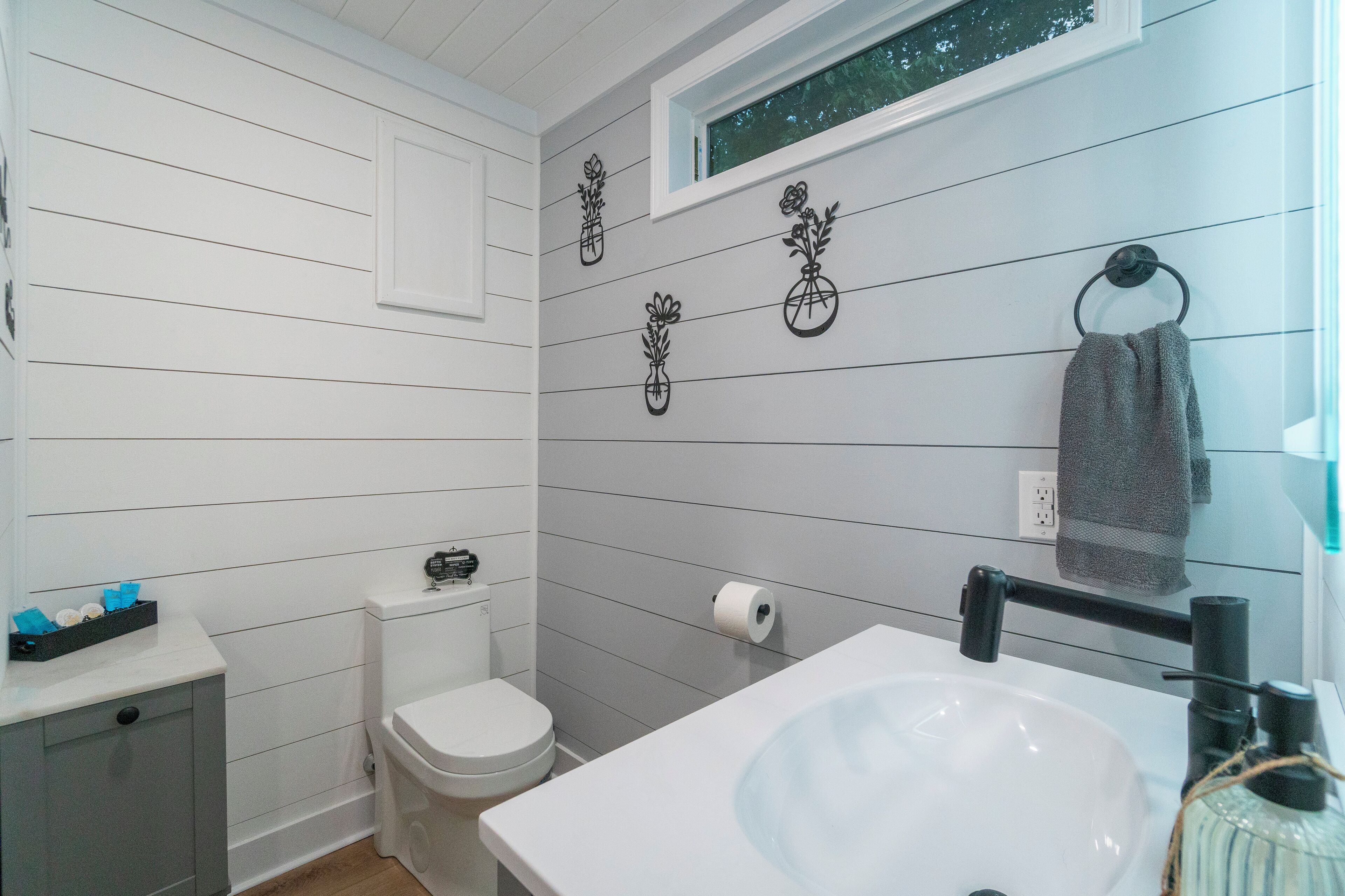 Suihku, hiustenkuivaaja, pyyhkeet, saippua