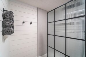 Dusche, Haartrockner, Handtücher, Seife