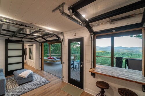 KARGOHAUS - One of a Kind Shipping Container Getaway Near Helen ~ Dog Park! 