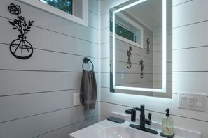 Shower, hair dryer, towels, soap - KARGOHAUS - One of a Kind Shipping Container Getaway Near Helen ~ Dog Park! (Clarkesville)