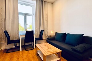 Living area - Spacious 3BR Apartment Near Kaufpark Alterlaa (Vienna)