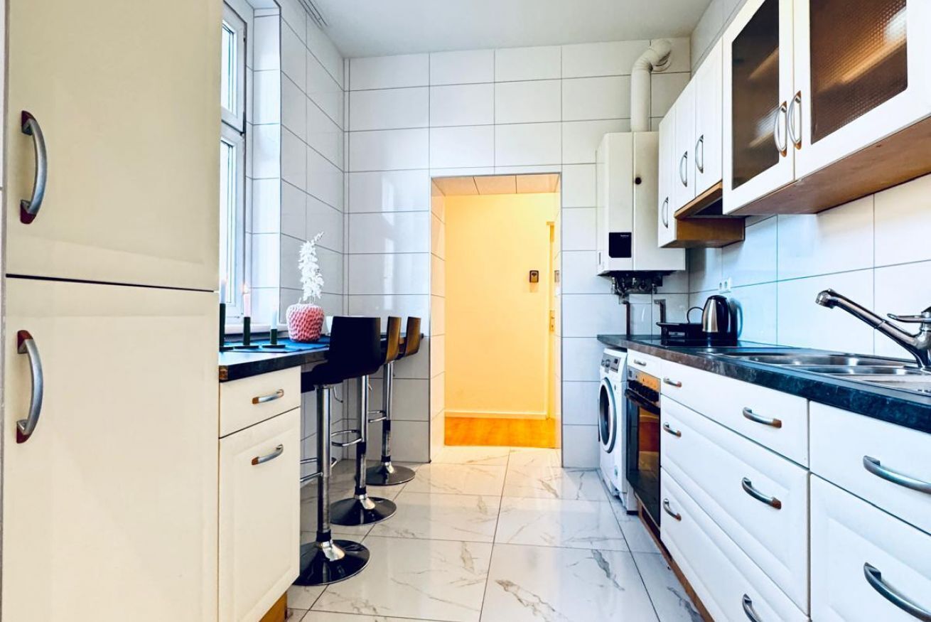 Kühlschrank, Mikrowelle, Wasserkocher mit Kaffee-/Teezubehör