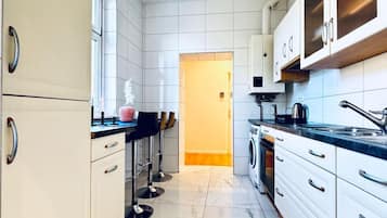 Kühlschrank, Mikrowelle, Wasserkocher mit Kaffee-/Teezubehör