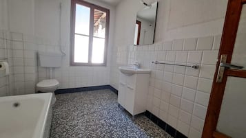 Secadora de cabello y papel de baño