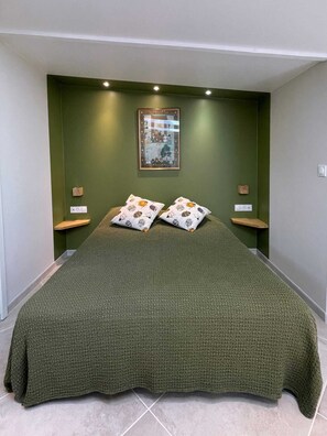 Iron/ironing board, WiFi, bed sheets