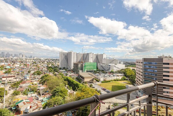 Un paisaje urbano con edificios altos, una combinación de estructuras residenciales y comerciales, y un cielo despejado.