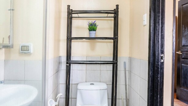 Un bagno piccolo ma funzionale, con il water, un lavandino e una zona doccia.