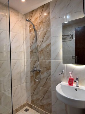 Combined shower/tub, towels, soap