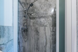 Hair dryer, bidet, towels, soap - Appartamento rustico con piscina nell'antico "Podere la Querciola, Guardistallo" (Guardistallo)