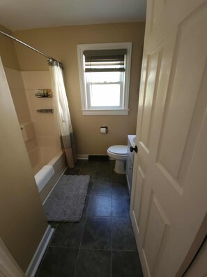 Haartrockner, Handtücher, Seife, Toilettenpapier