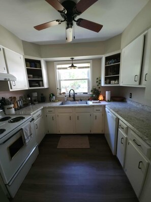 ميكروويف، فرن، موقد طهي مسطح، غسالة أطباق