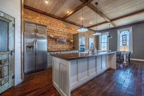 Fridge, microwave, oven, stovetop - The Shopkeeper's Loft (Lebanon)