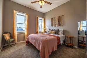 4 bedrooms, desk, iron/ironing board, free WiFi