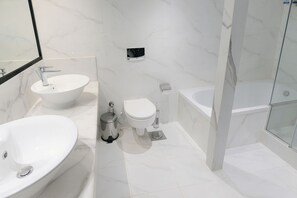 Deluxe Studio Suite | Bathroom | Separate tub and shower, hair dryer, towels, soap