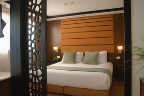 Deluxe Studio Suite | Minibar, in-room safe, bed sheets
