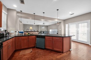 Refrigerador, microondas, horno, lavavajillas