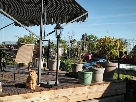 Outdoor dining. House 40 minutes from Moulins and Le Pal theme park. Small dogs accepted.