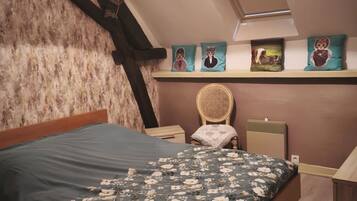 3 bedrooms, iron/ironing board, WiFi, bed sheets
