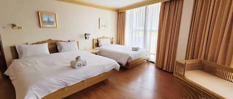 Deluxe Room, Bathtub, City View | Bed sheets