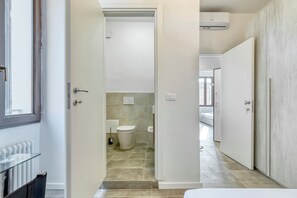 Douche, sèche-cheveux, bidet, serviettes fournies