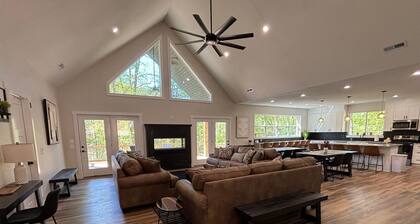 Secret Gem- Spacious Lakefront 8bdrm-20 beds-Sleeps 34. Celebrate Holidays Here!