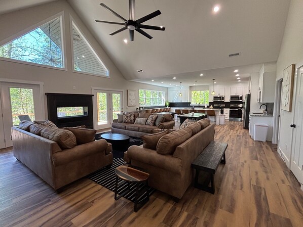 Smart TV, fireplace, table tennis - NEW 2026! LakeFront, 20 beds-sleeps 34, Dbl Deck Dock w/Slide; Theater Rm (Lafollette)