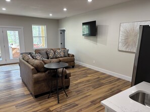 Smart TV - NEW 2026! LakeFront, 20 beds-sleeps 34, Dbl Deck Dock w/Slide; Theater Rm (Lafollette)