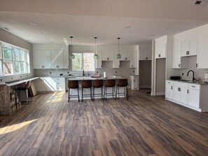 Réfrigérateur, four à micro-ondes, un four, surface de cuisson