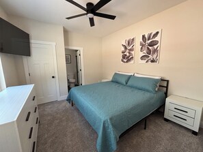 8 bedrooms, iron/ironing board, free WiFi, bed sheets - NEW 2026! LakeFront, 20 beds-sleeps 34, Dbl Deck Dock w/Slide; Theater Rm (Lafollette)