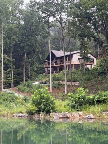 Secret Gem- Spacious Lakefront 8bdrm-20 beds-Sleeps 34. Celebrate Holidays Here!