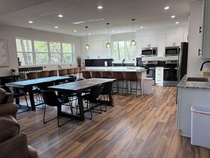 Fridge, microwave, oven, stovetop - NEW 2026! LakeFront, 20 beds-sleeps 34, Dbl Deck Dock w/Slide; Theater Rm (Lafollette)