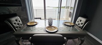 Oasis On the Bay-Luxury 3-bedroom condo
