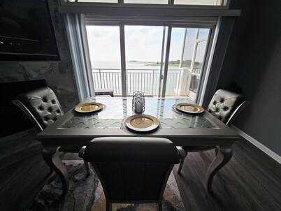 Oasis On the Bay-Luxury 3-bedroom condo