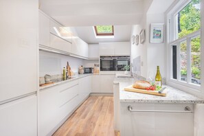 Jääkaappi, mikroaaltouuni, uuni, liesi