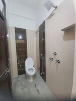 Quarto casal básico | Banheiro | Chuveiro, toalhas de banho, sabonete, shampoo