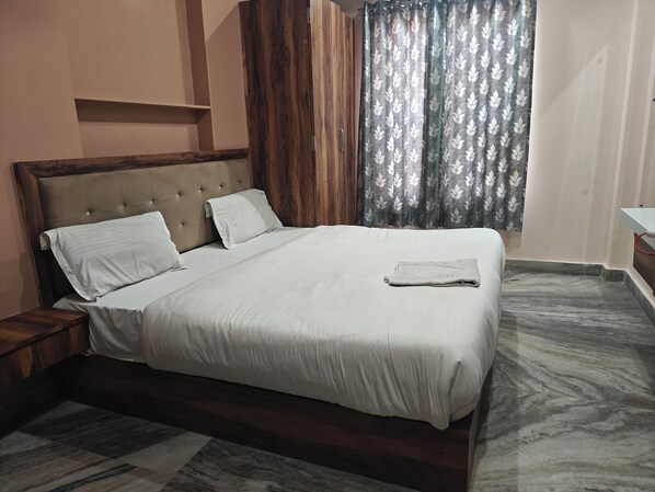 ห้องดีลักซ์ดับเบิล | Wi-Fi ฟรี, ผ้าปูที่นอน