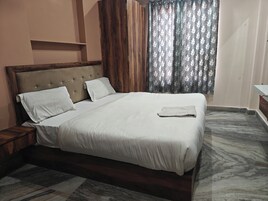 Quarto casal luxo | Wi-Fi de cortesia, roupa de cama