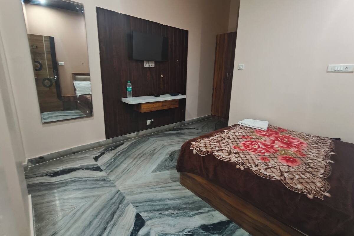 Eenvoudige tweepersoonskamer | Gratis wifi, beddengoed