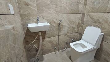 Deluxe Double Room | Bathroom | Shower, towels, soap, shampoo