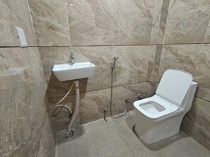 Deluxe Double Room | Bathroom | Shower, towels, soap, shampoo