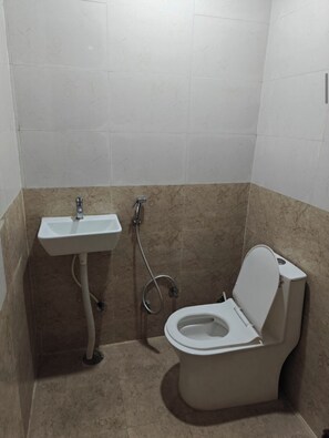 Deluxe Double Room | Bathroom | Shower, towels, soap, shampoo