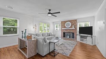 Smart TV, fireplace