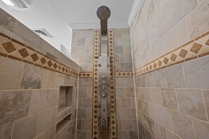 Dusche, Haartrockner, Handtücher, Seife