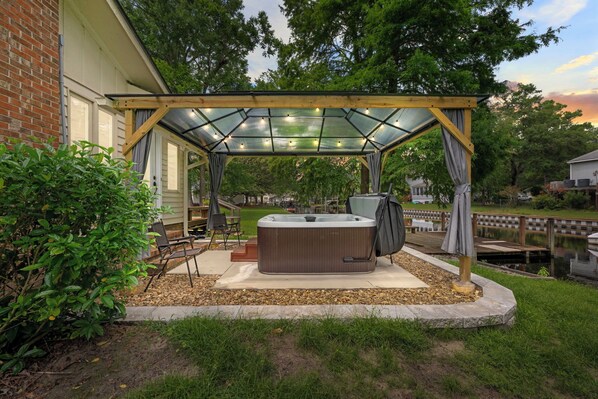 Outdoor spa tub