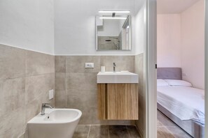 Shower, hair dryer, bidet, towels