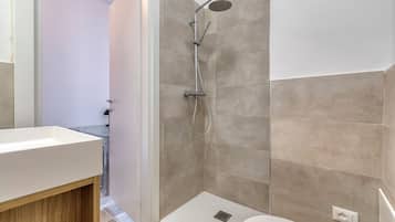 Shower, hair dryer, bidet, towels