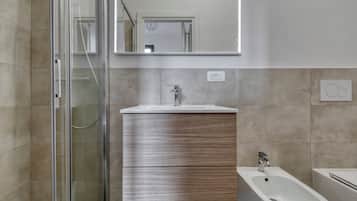 Doccia, asciugacapelli, bidet, asciugamani