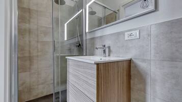 Doccia, asciugacapelli, bidet, asciugamani